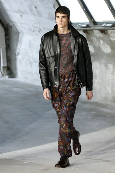 Look 18